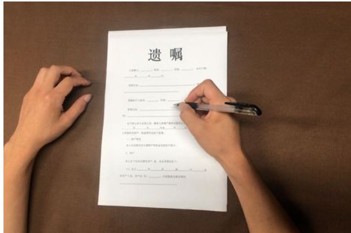 年轻人开始立遗嘱，他们最放心不下谁？【遗嘱的注意事项】